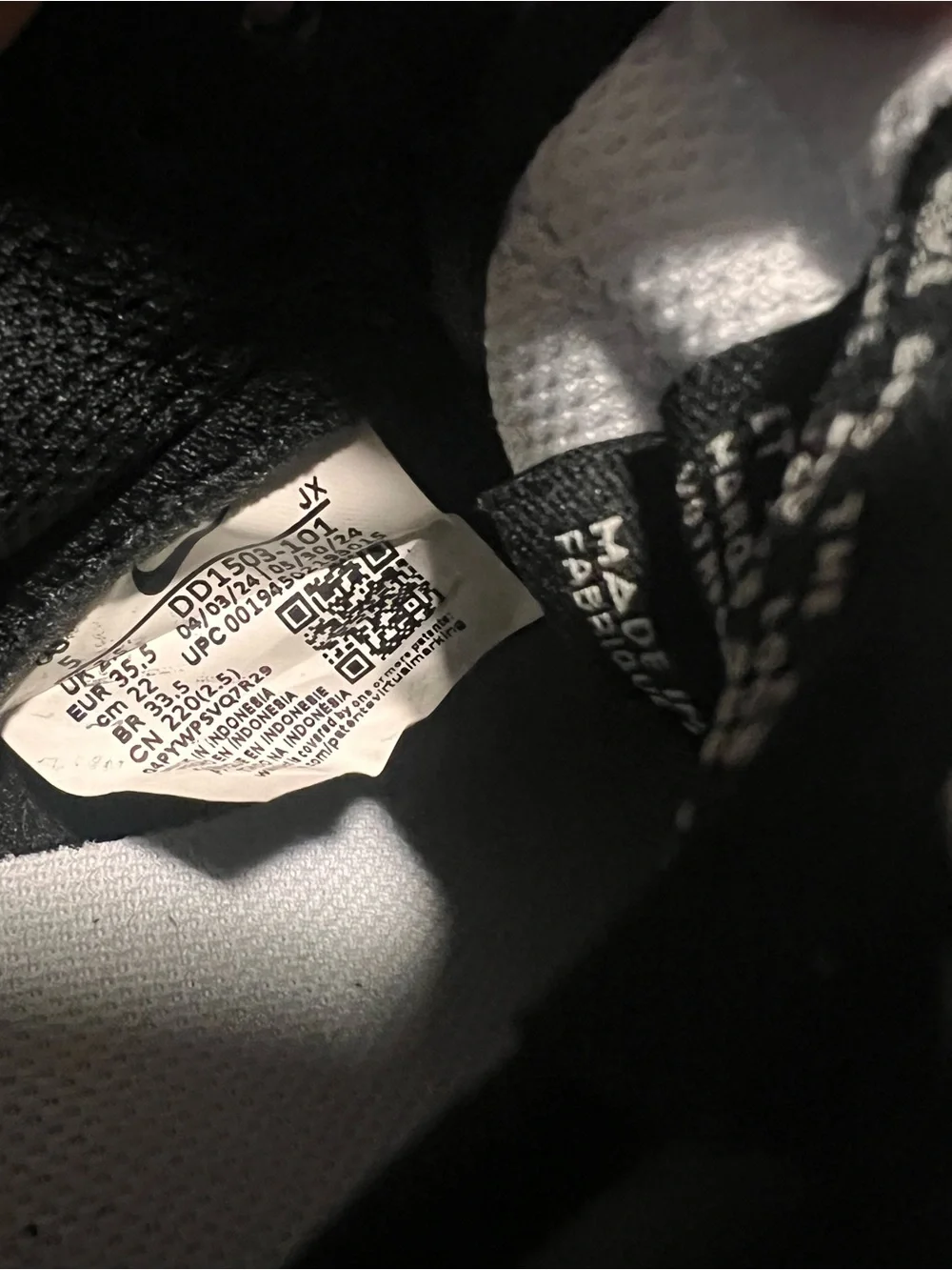 W NIKE Black and White Low-Top Sneakers